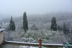 Das Kloster von Sargiano: Das große, vom Schnee bedeckte Kloster