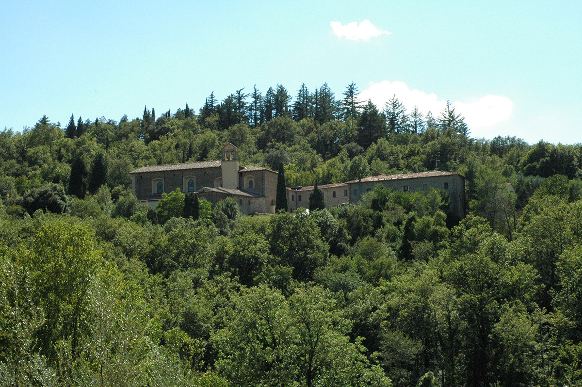 Das Kloster Sargiano, umgeben von Wäldern