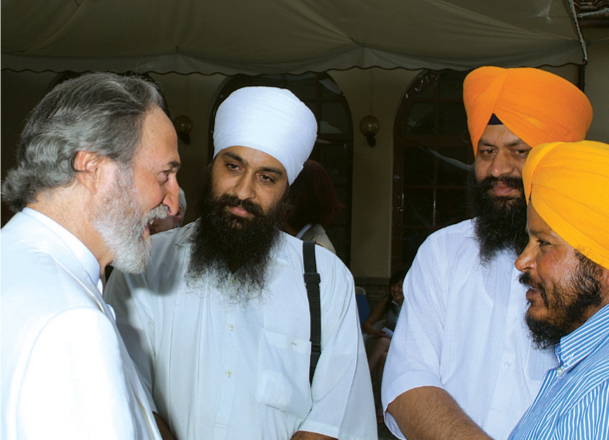 Pier Franco Marcenaro spricht mit einigen Gästen der Sikh-Religion
