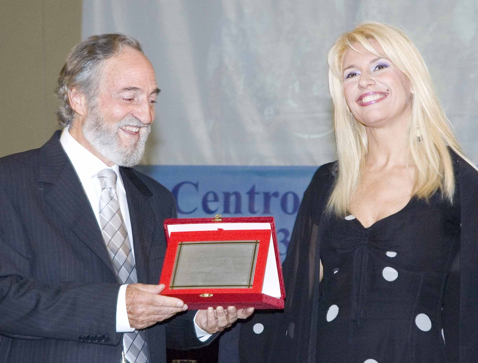 Der Direktor Pier Franco Marcenaro erhält aus den Händen von Maria Teresa Ruta die Gedenktafel des 30. Jubiläums der Gründung des Zentrum des Menschen