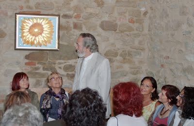 Pier Franco Marcenaro und einige Gäste des Zentrum des Menschen bewundern “Girasole“ (Sonnenblume), ein Gemälde in Mischtechnik Ecoline und Gold, 50 cm x 60 cm von Maria Pattarin