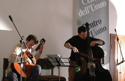 Konzert für Gitarre und Kontrabass von Alberto Franceschini und Marco Cavanna im Kloster von Sargiano