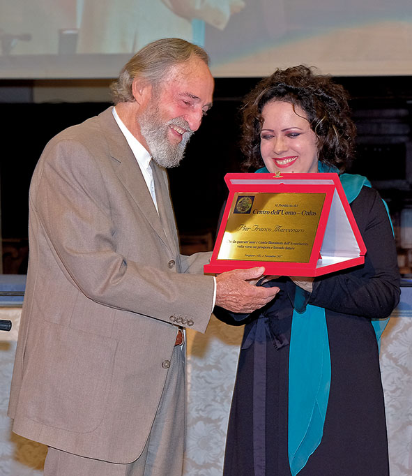Antonella Ruggiero überreicht Pier Franco Marcenaro die Gedenktafel, in Anerkennung der 40-jährigen Präsidentschaft der Zentrum des Menschen.